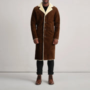 
Kolby Brown Suede Shearling Long Coat - Vista lateral mostrando o corte ergonómico de mangas