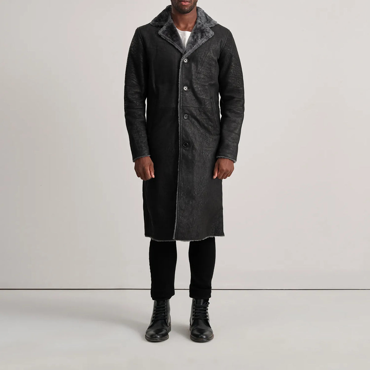 
Kolby Distressed Black Shearling Long Coat - Vista lateral mostrando o corte ergonómico de mangas