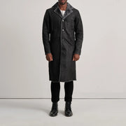
Kolby Distressed Black Shearling Long Coat - Vista lateral mostrando o corte ergonómico de mangas