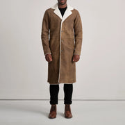
Kolby Distressed Brown Shearling Long Coat - Vista lateral mostrando o corte ergonómico de mangas