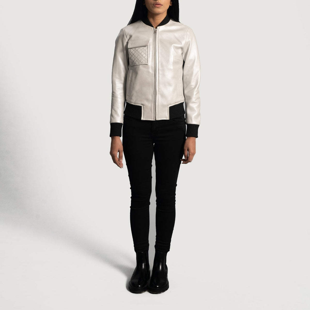 Close-Up Detail of Varsity &amp; Zipper Hardware on Women's Lana Silver Blusão Bomber de Couro para Mulher