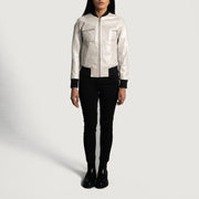 Close-Up Detail of Varsity &amp; Zipper Hardware on Women's Lana Silver Blusão Bomber de Couro para Mulher