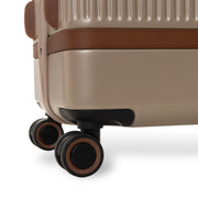 Large Suitcase Zuna para Mulher - Lateral Side Profile View Showing Sleeve Cut &amp; Athletic Taper Fit