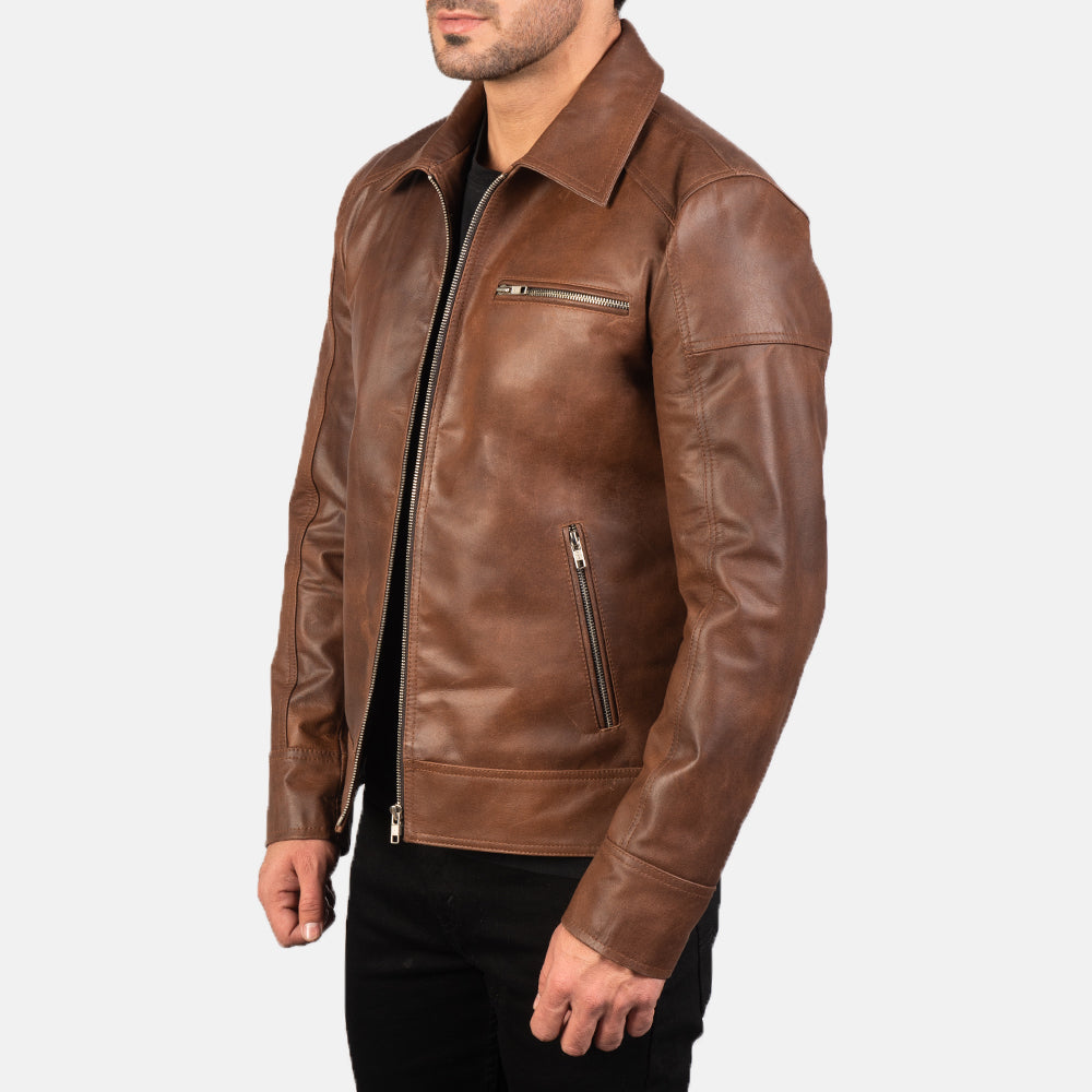 
Perspetiva vestida de Lavendard Brown Leather Biker Jacket no modelo com caimento natural à luz do dia