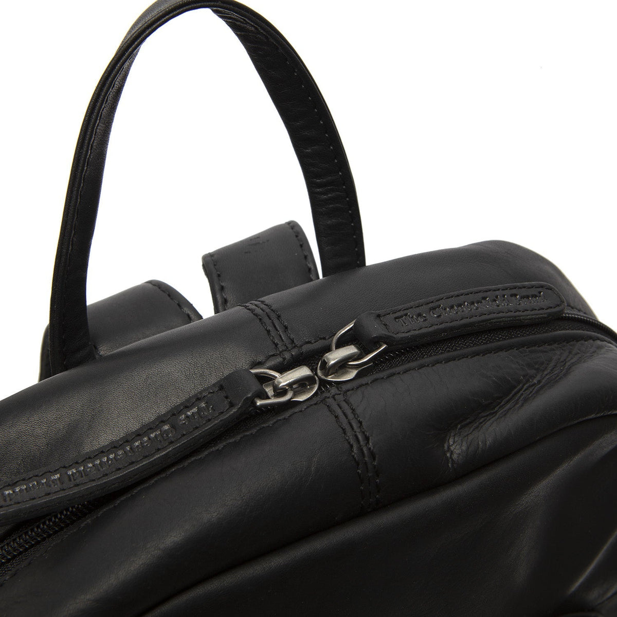 Solid Antique Brass Hardware &amp; Heavy-Duty Dual Zipper Detail on Santana Full-Grain Leather Backpack para Mulher