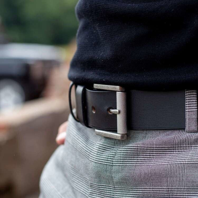 
Classic 100% Full-Grain leather Belt - Perspetiva traseira com alças de couro reforçadas
