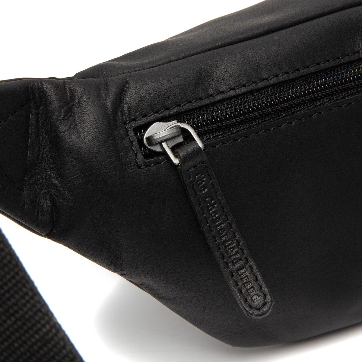 
Solid Antique Brass Hardware & Heavy-Duty Dual Zipper Detail on Brana Bolsa de cintura em couro