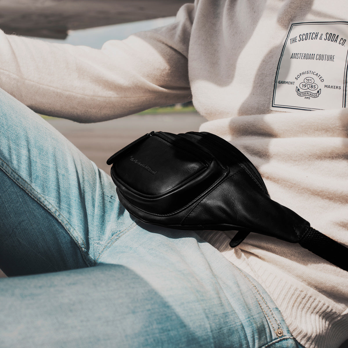Jack Full-Grain Leather Belt Bag para Mulher - Structured Side Profile Showing Gusset Depth &amp; Expansion Capacity
