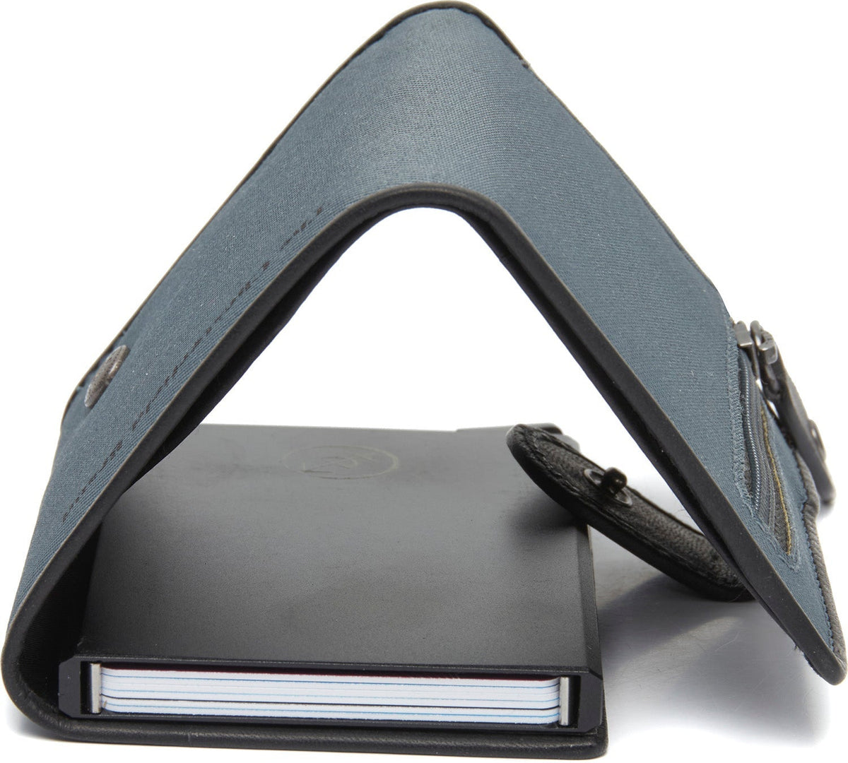 Delsbo Full-Grain Leather Card Holder - Perfil lateral estruturado com fole espaçoso