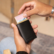 
Classic 100% Full-Grain Leather Card Holder - Perspetiva traseira com alças de couro reforçadas
