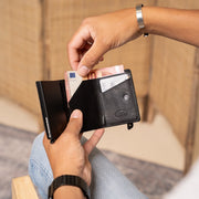 Paris Full-Grain Leather Card Holder para Mulher - Structured Side Profile Showing Gusset Depth &amp; Expansion Capacity