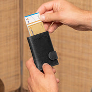 
Classic 100% Full-Grain Leather Card Holder - Perspetiva traseira com alças de couro reforçadas