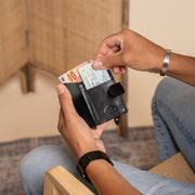 Prague Full-Grain Leather Card Holder para Mulher - Structured Side Profile Showing Gusset Depth &amp; Expansion Capacity