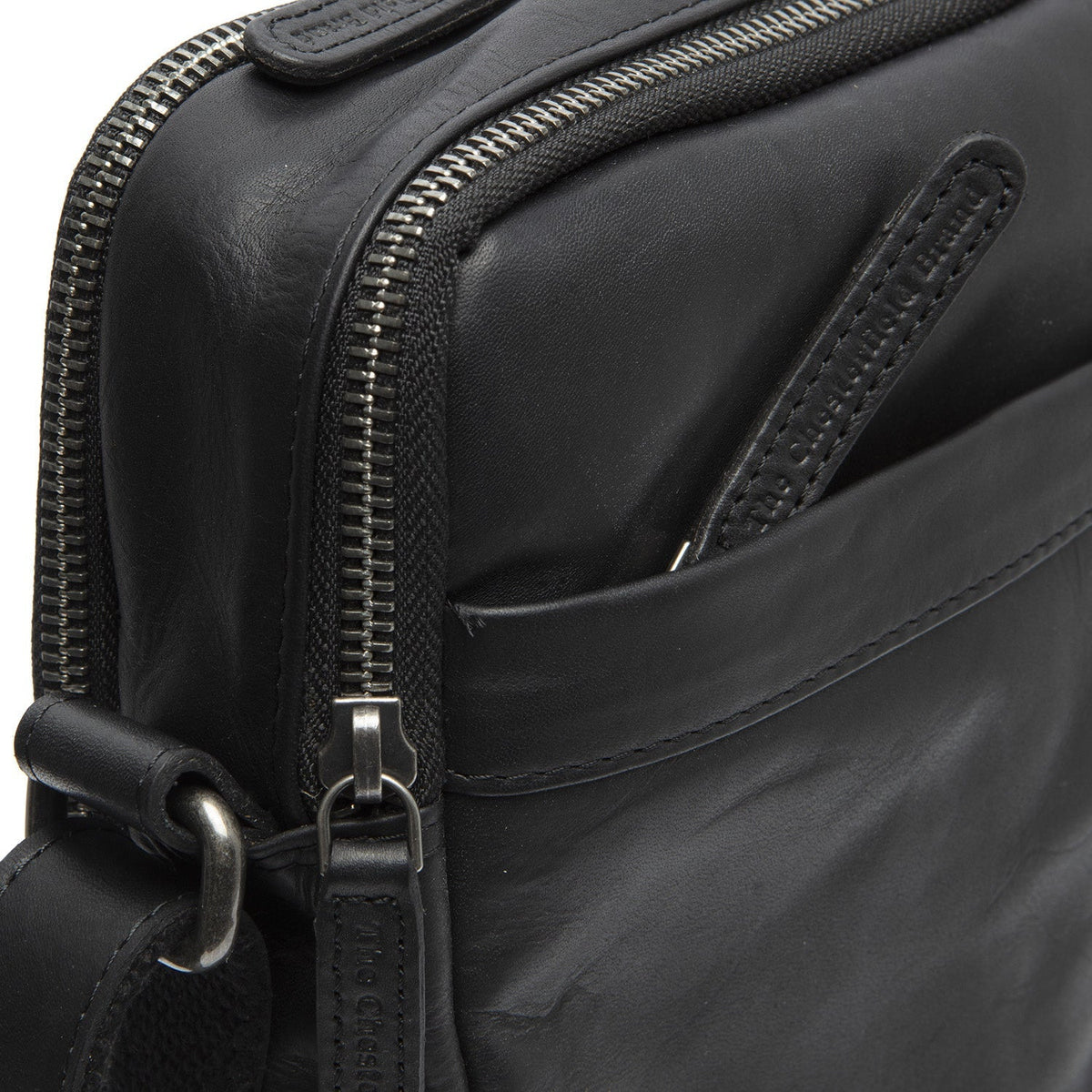 Solid Antique Brass Hardware &amp; Heavy-Duty Dual Zipper Detail on Alva Full-Grain Leather Crossbody Bag para Homem