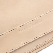 
Solid Antique Brass Hardware & Heavy-Duty Dual Zipper Detail on Ann Mala a tiracolo em couro