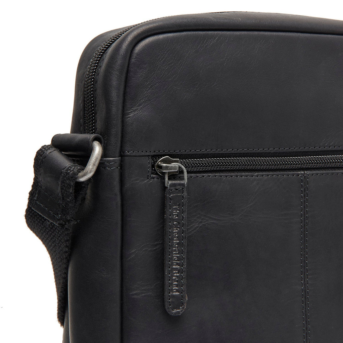
Solid Antique Brass Hardware & Heavy-Duty Dual Zipper Detail on Anzora Mala a tiracolo em couro