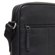 
Solid Antique Brass Hardware & Heavy-Duty Dual Zipper Detail on Anzora Mala a tiracolo em couro