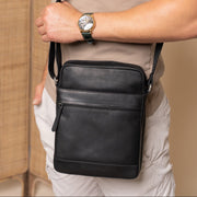 
Classic 100% Full-Grain leather Bag - Perspetiva traseira com alças de couro reforçadas