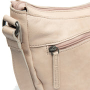 
Solid Antique Brass Hardware & Heavy-Duty Dual Zipper Detail on Clarita Mala a tiracolo em couro