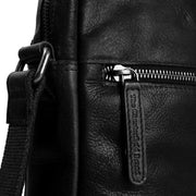 
Solid Antique Brass Hardware & Heavy-Duty Dual Zipper Detail on Dessau Mala a tiracolo em couro