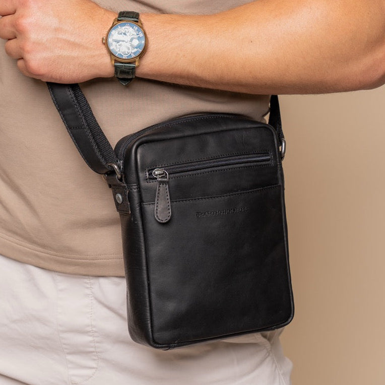 
Classic 100% Full-Grain leather Bag - Perspetiva traseira com alças de couro reforçadas