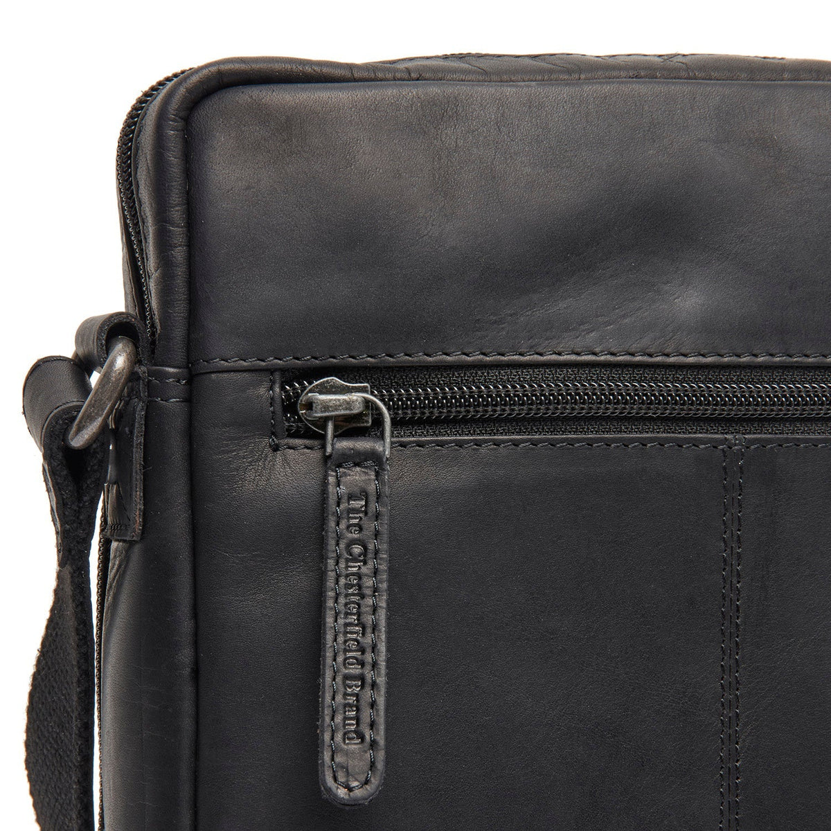 
Solid Antique Brass Hardware & Heavy-Duty Dual Zipper Detail on Montira Mala a tiracolo em couro