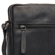 
Solid Antique Brass Hardware & Heavy-Duty Dual Zipper Detail on Montira Mala a tiracolo em couro