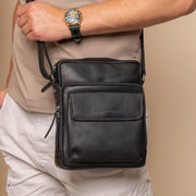 
Classic 100% Full-Grain leather Bag - Perspetiva traseira com alças de couro reforçadas