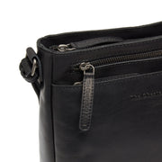 Solid Antique Brass Hardware &amp; Heavy-Duty Dual Zipper Detail on Mumbai Full-Grain Leather Crossbody Bag para Mulher