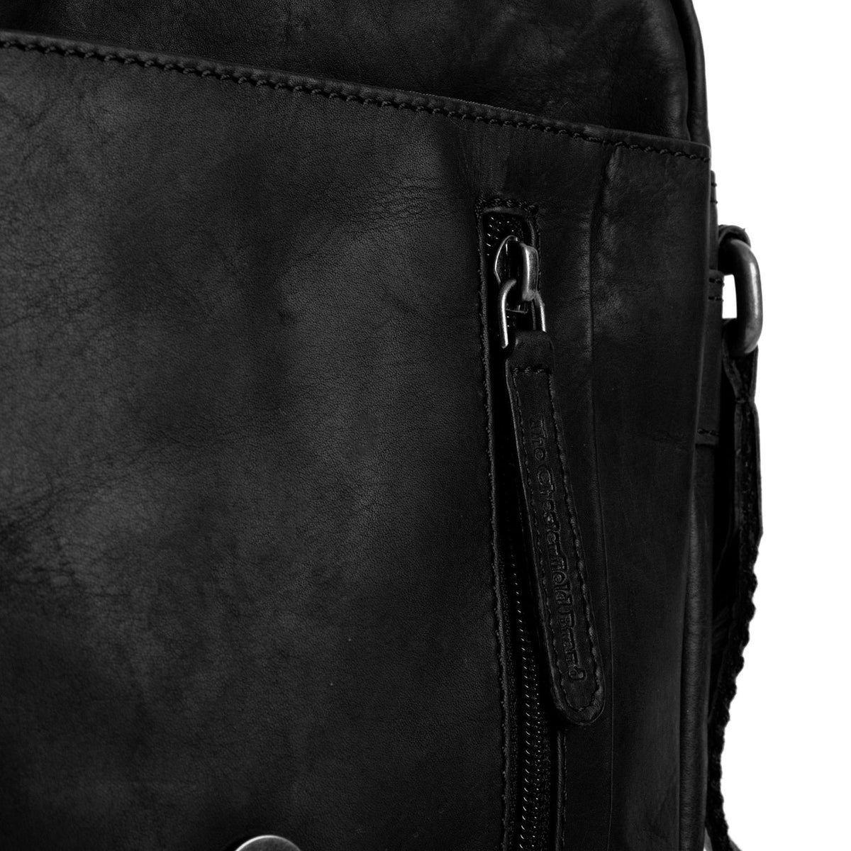 
Solid Antique Brass Hardware & Heavy-Duty Dual Zipper Detail on Remy Mala a tiracolo em couro