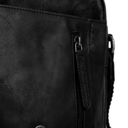 
Solid Antique Brass Hardware & Heavy-Duty Dual Zipper Detail on Remy Mala a tiracolo em couro