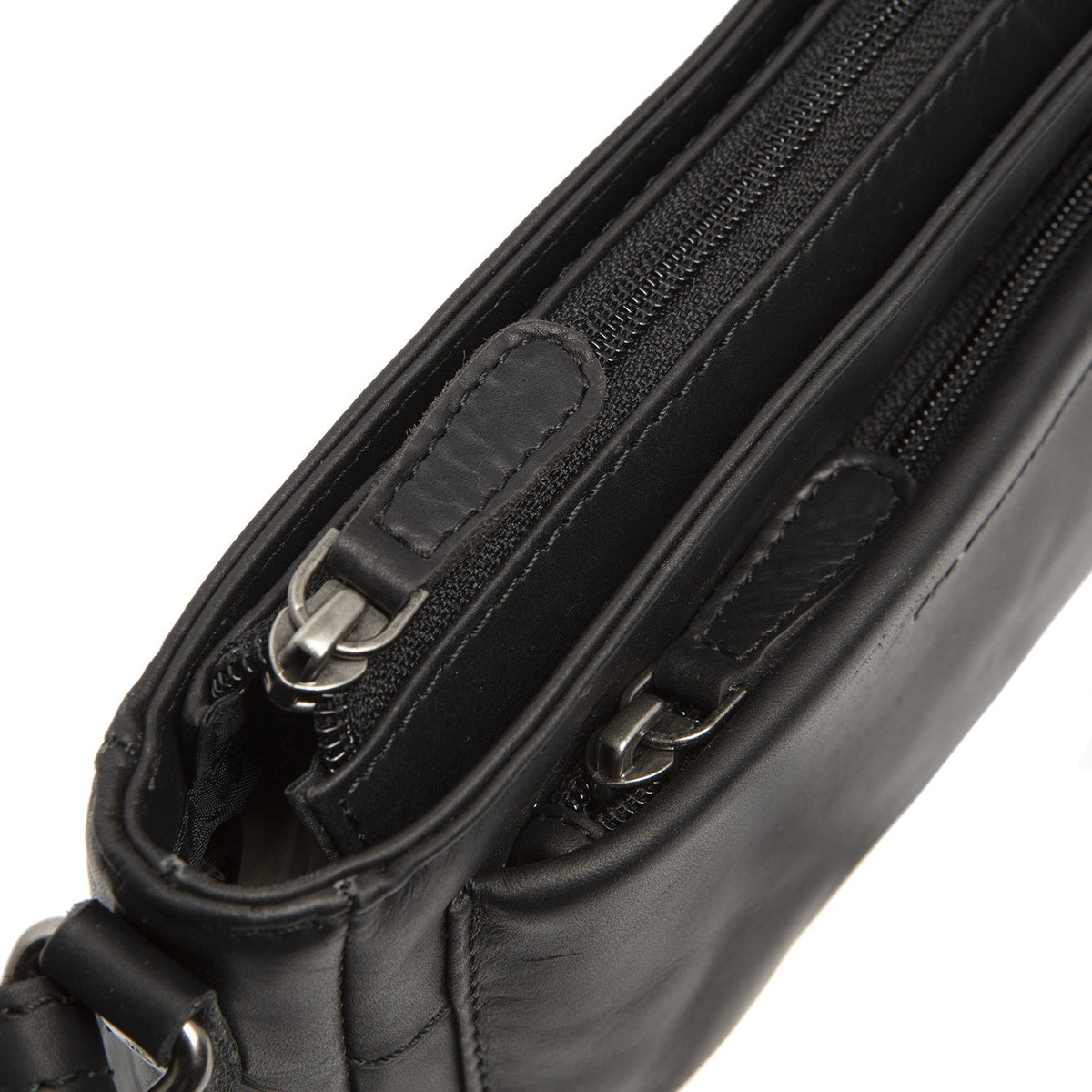 
Solid Antique Brass Hardware & Heavy-Duty Dual Zipper Detail on Southampton Mala a tiracolo em couro