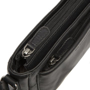 
Solid Antique Brass Hardware & Heavy-Duty Dual Zipper Detail on Southampton Mala a tiracolo em couro