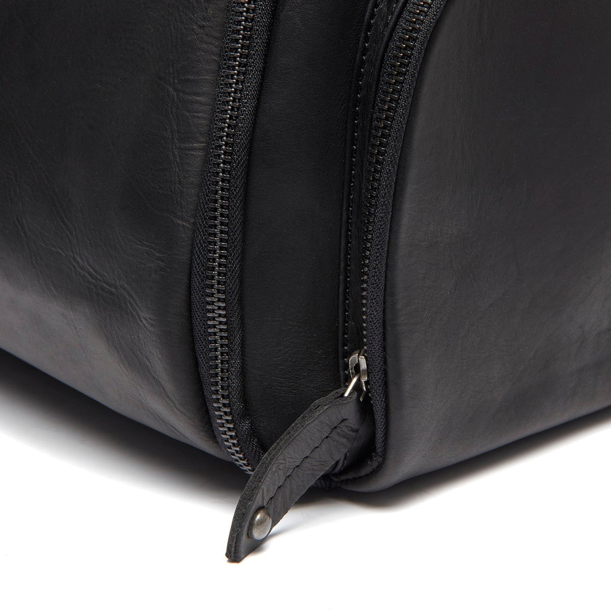 Leather Garment Bag Finlay para Mulher - Lateral Side Profile View Showing Sleeve Cut &amp; Athletic Taper Fit
