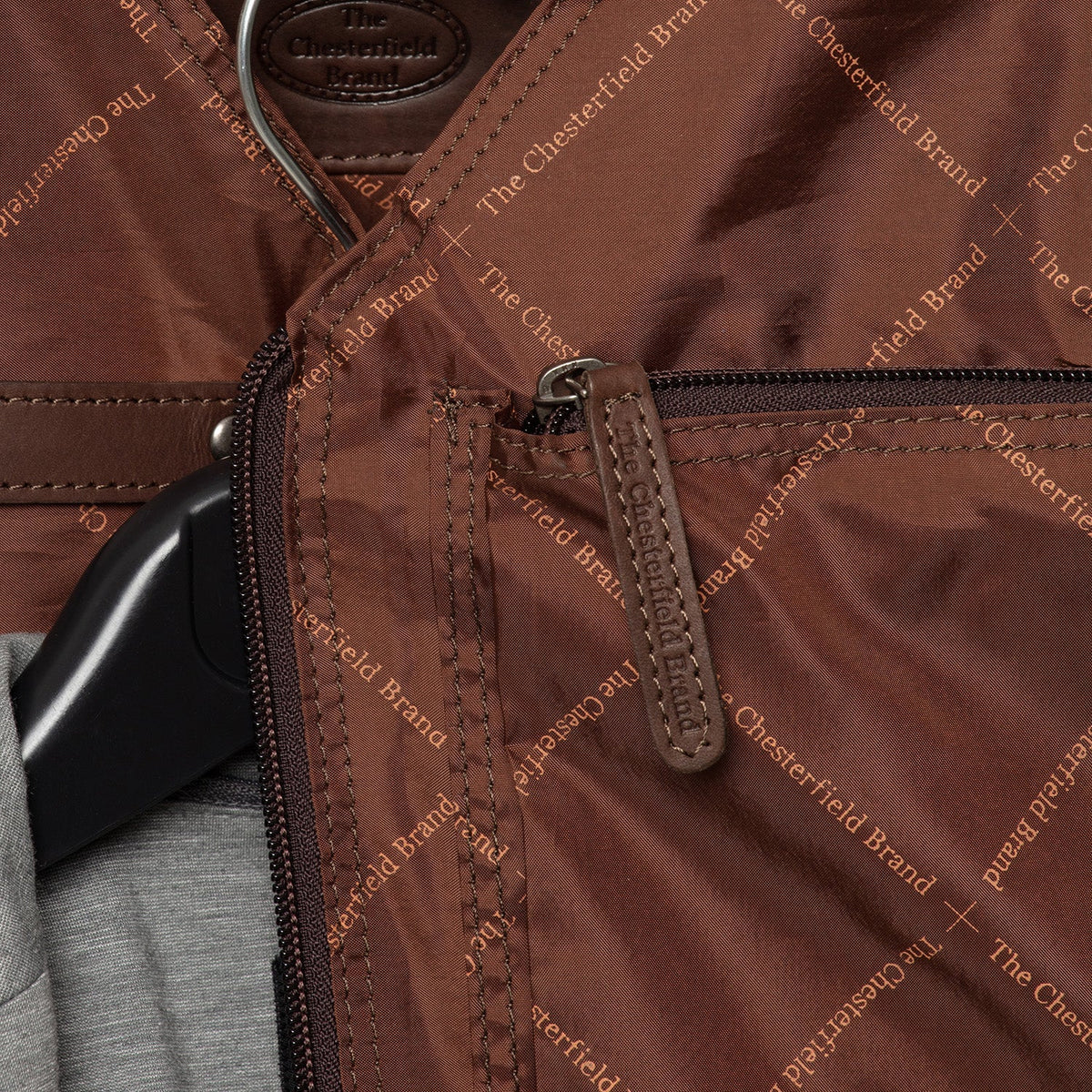 
Vista interior Showing Quilted Viscose Lining & Dois bolsos interiores funcionais