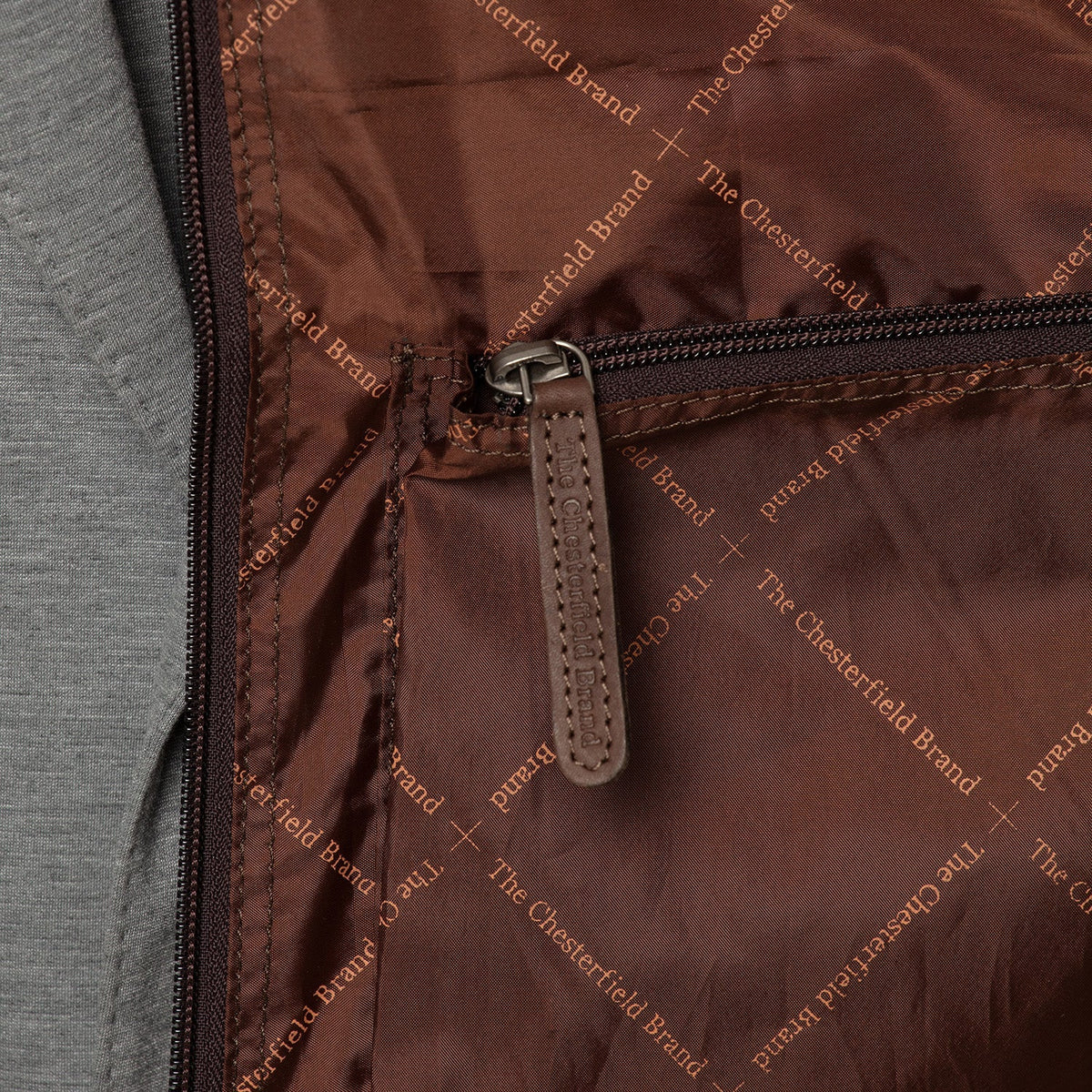 
Perspetiva vestida de Leather Garment Bag Josh no modelo com caimento natural à luz do dia