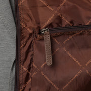 
Perspetiva vestida de Leather Garment Bag Josh no modelo com caimento natural à luz do dia