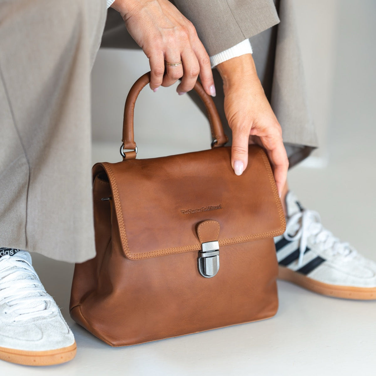 Styled Fit Perspective of Angera Full-Grain Leather Handbag para Mulher on Model - Natural Daylight Drape
