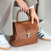Styled Fit Perspective of Angera Full-Grain Leather Handbag para Mulher on Model - Natural Daylight Drape