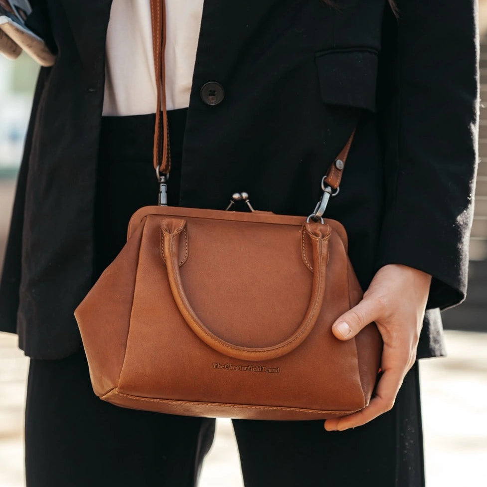 
Tailored Rib Cuffs & Hem Craftsmanship Construction Detail on Chili Bolsa de mão em couro