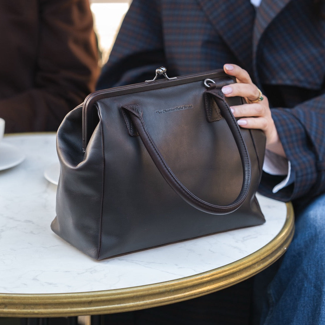 Styled Fit Perspective of Dorin Full-Grain Leather Handbag para Mulher on Model - Natural Daylight Drape