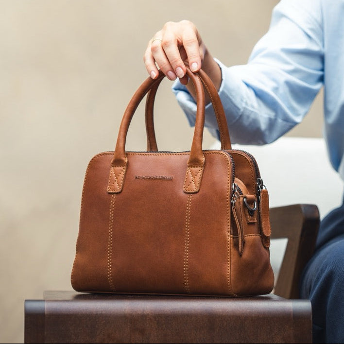 Styled Fit Perspective of Ezra Full-Grain Leather Handbag para Mulher on Model - Natural Daylight Drape