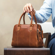 Styled Fit Perspective of Ezra Full-Grain Leather Handbag para Mulher on Model - Natural Daylight Drape