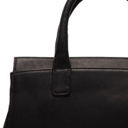 Close-Up Detail of Classic Collar &amp; Heavy-Duty Zipper Hardware on Garda Full-Grain Leather Handbag para Mulher