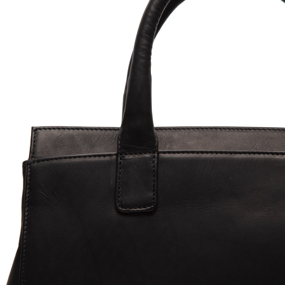 Vista detalhada of Classic Collar & Heavy-Duty Zipper Hardware on Garda Full-Grain Leather Handbag