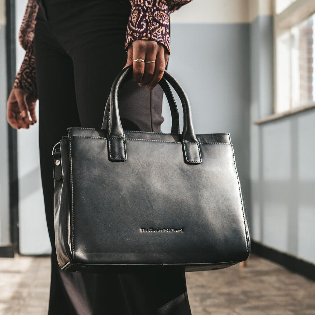 Classic 100% Full-Grain leather Goods - Vista traseira com ombros definidos e bainha impecável