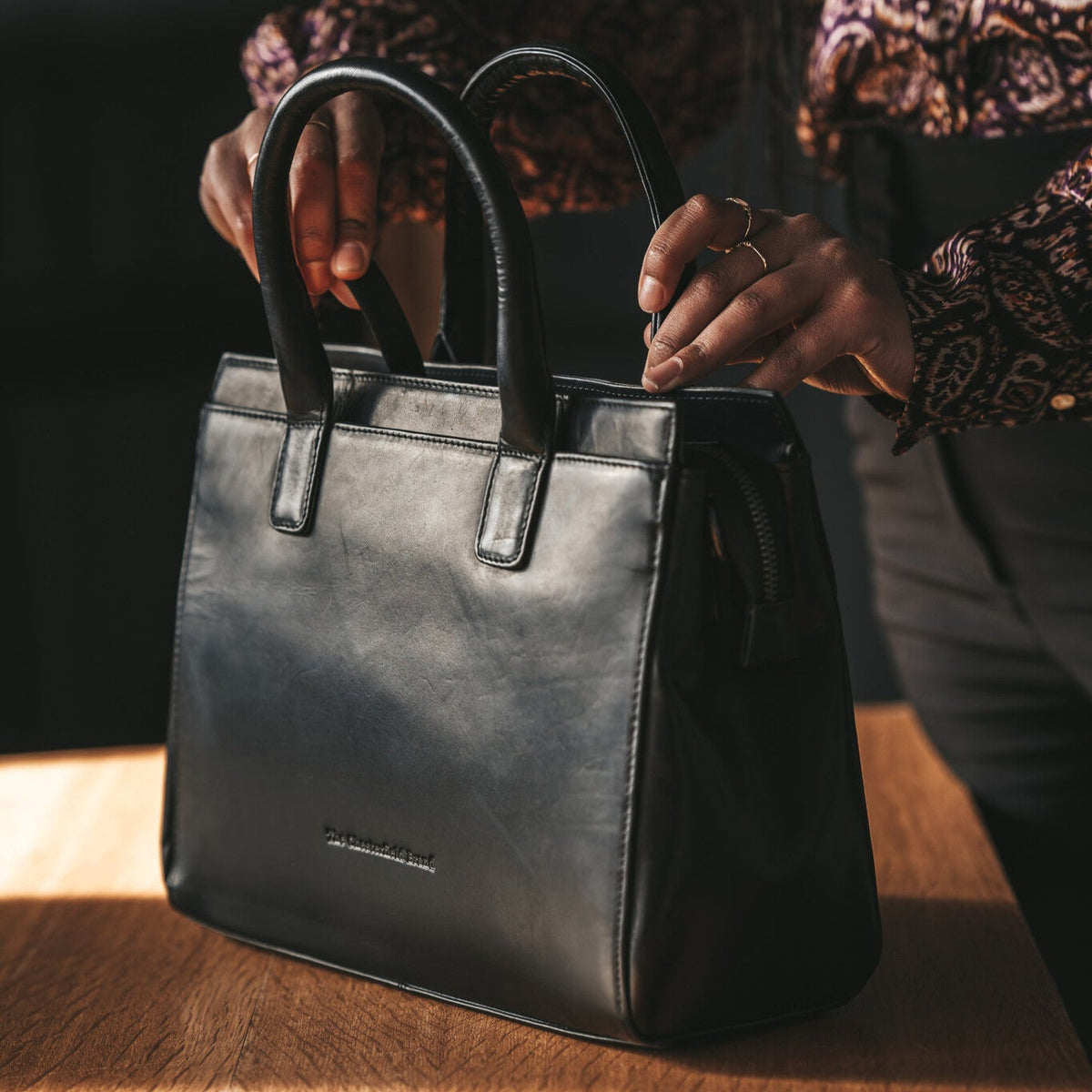 Garda Full-Grain Leather Handbag - Vista lateral mostrando o corte ergonómico de mangas