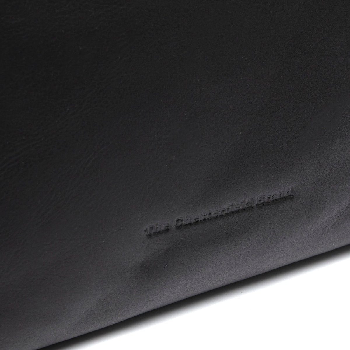 Close-Up Detail of Classic Collar &amp; Heavy-Duty Zipper Hardware on Hermosa Full-Grain Leather Handbag para Mulher