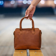 Styled Fit Perspective of Hermosa Full-Grain Leather Handbag para Mulher on Model - Natural Daylight Drape