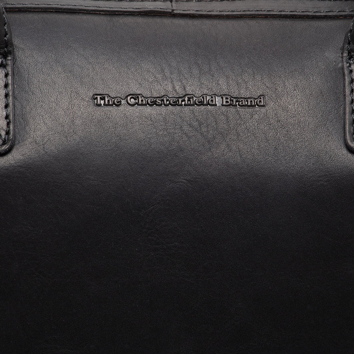 Close-Up Detail of Classic Collar &amp; Heavy-Duty Zipper Hardware on Langton Full-Grain Leather Handbag para Mulher